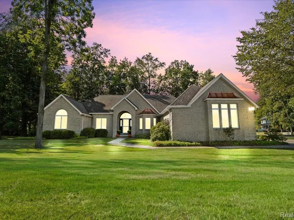 2290 Stonebrook Ln, Flushing, MI 48433