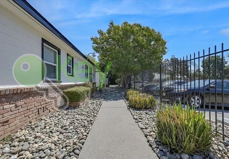 1071 Santiago Ave #6 — Photo 34