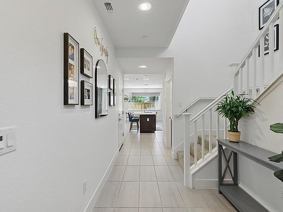 4th image of 410 E Redberry Pl