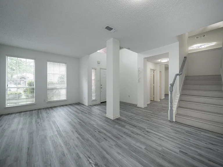 1812 Ingleside Dr — Photo 3