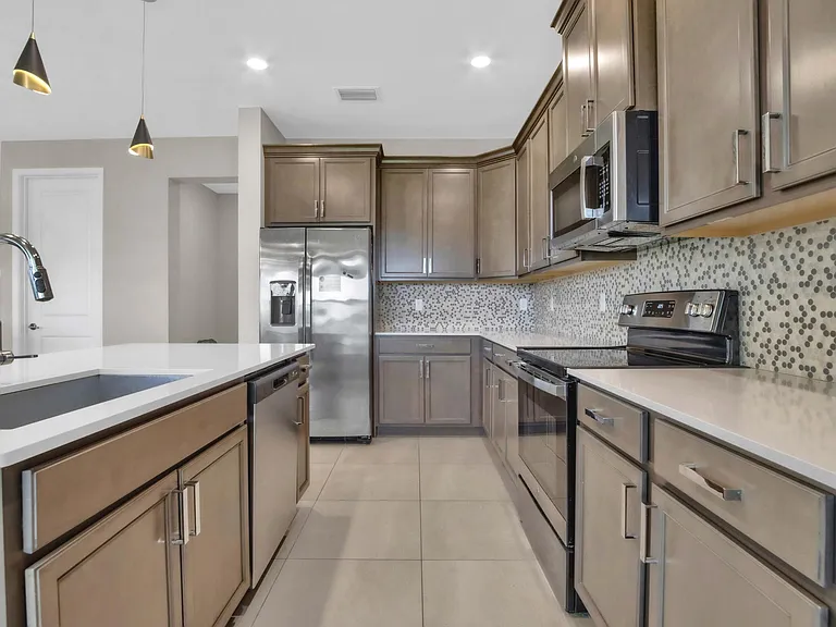 1304 Whitcombe Dr — Photo 3