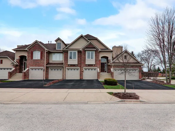 596 Harvey Lake Dr, Vernon Hills, IL 60061