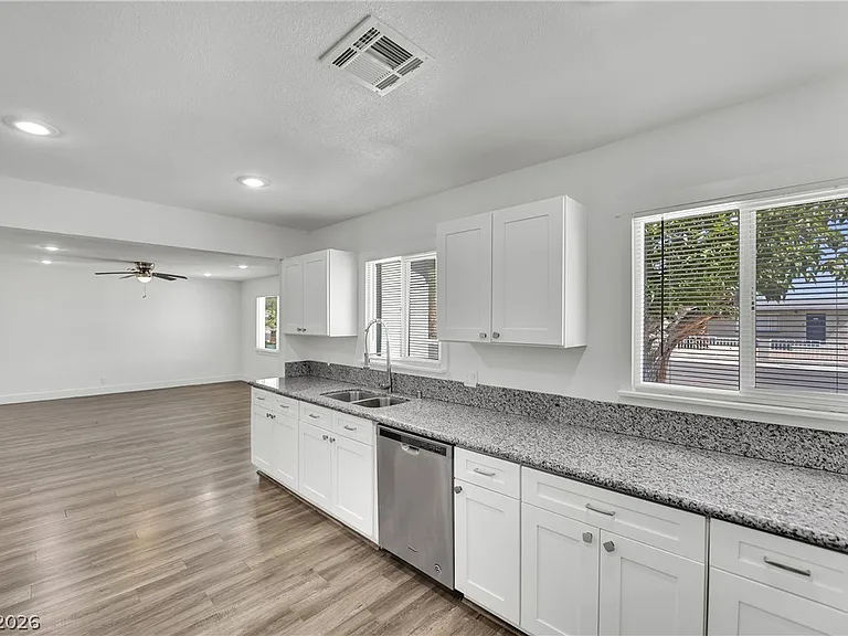 1050 Hassett Ave — Photo 10