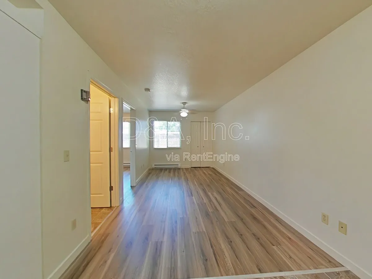 Building Photo - 725 SW 13th St #3