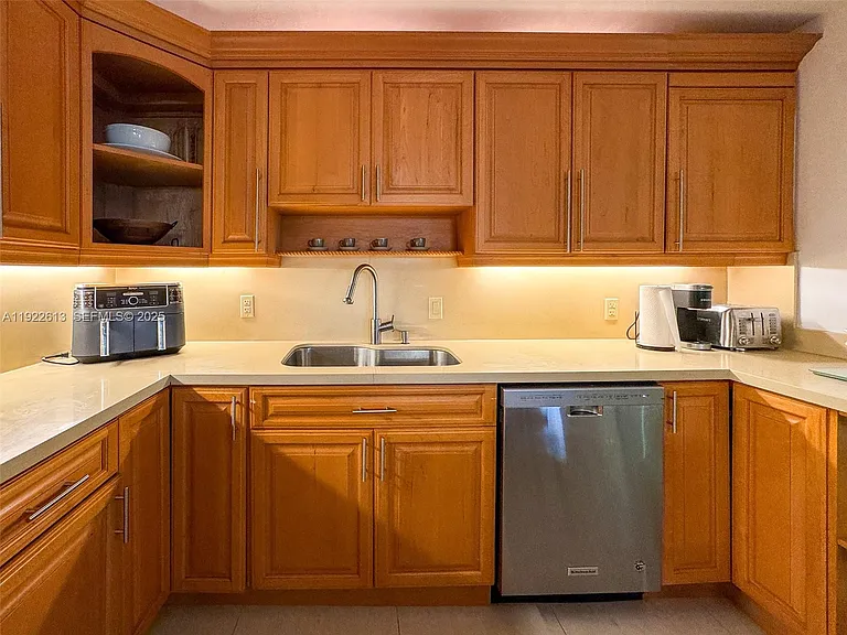 8877 Collins Ave #809 — Photo 12