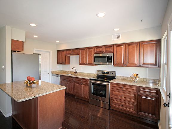 4th image of 202 Carlyn Ct