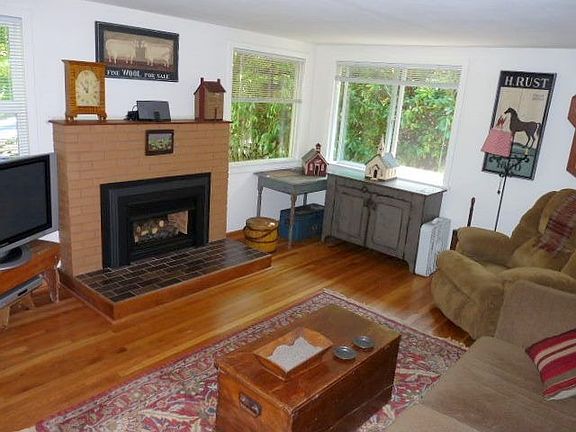 Living room with gas fireplace insert