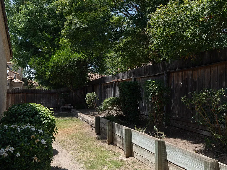 1044 E Manhattan Ave — Photo 30