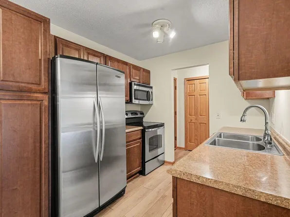 205 Barry Ave S APT 207, Wayzata, MN 55391