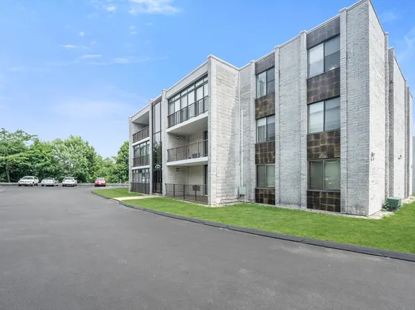 27 Skyline Dr APT 11, Braintree, MA 02184