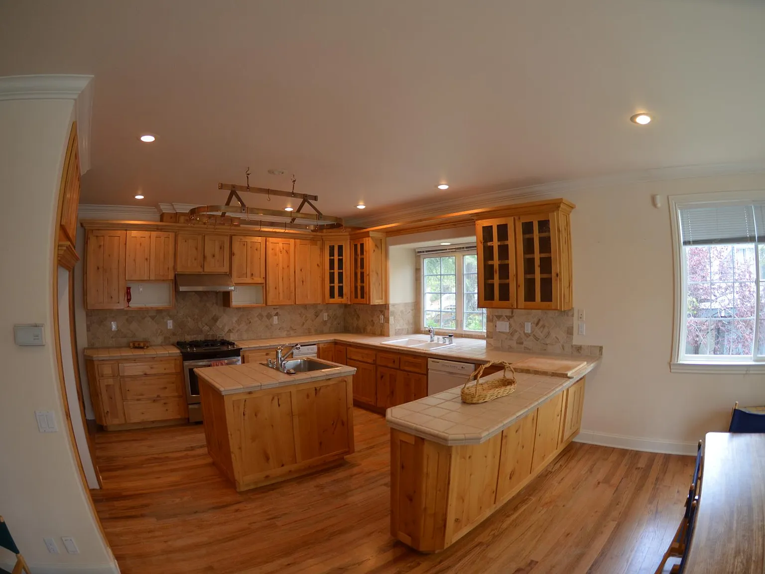 4 bed, 2.5 bath, 2936 sqft, $3,200 — Photo 3