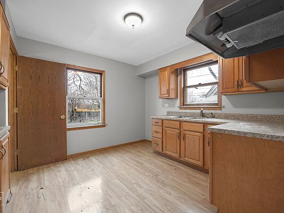 4th image of 14323 S Clark St