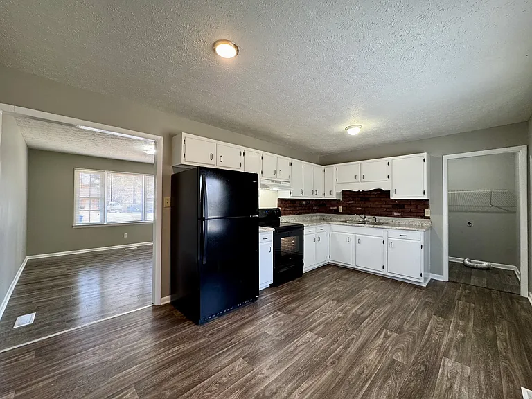 1222 Kienast Dr — Photo 5