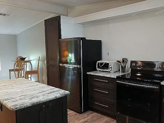 3rd image of 301 Cypress Sq