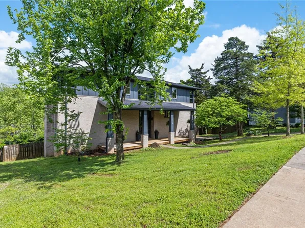 3146 N Warwick Dr, Fayetteville, AR 72703