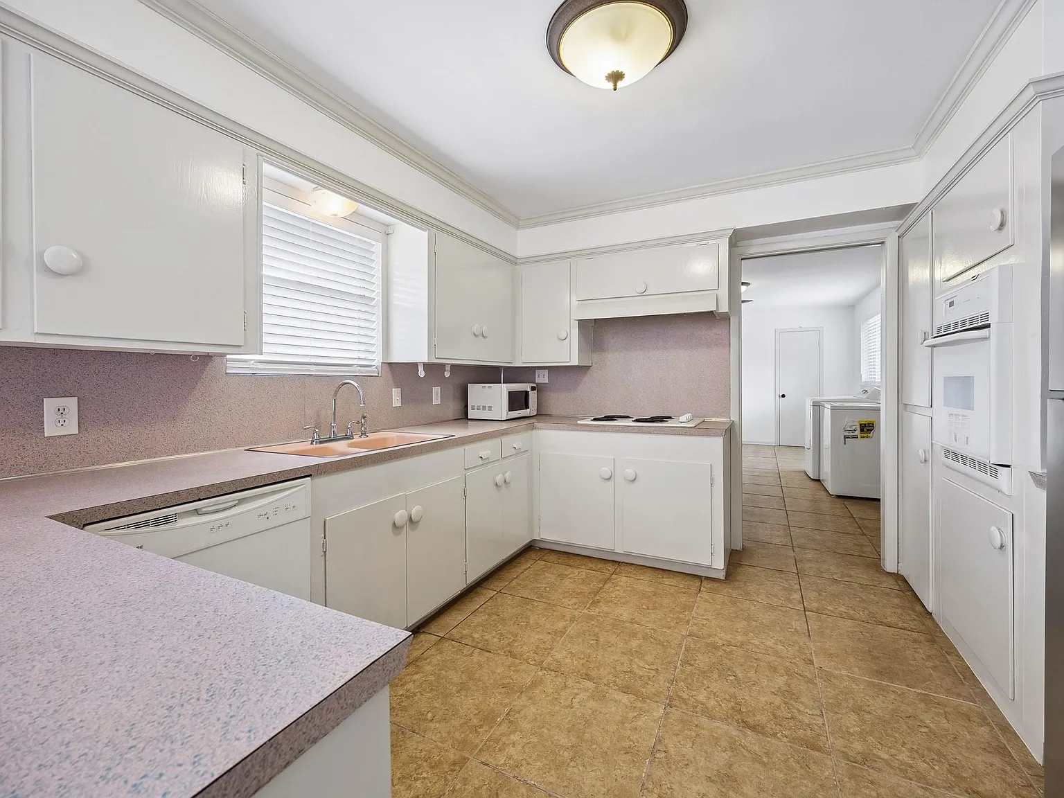 3 bed, 2.0 bath, 2406 sqft, $2,400 — Photo 3