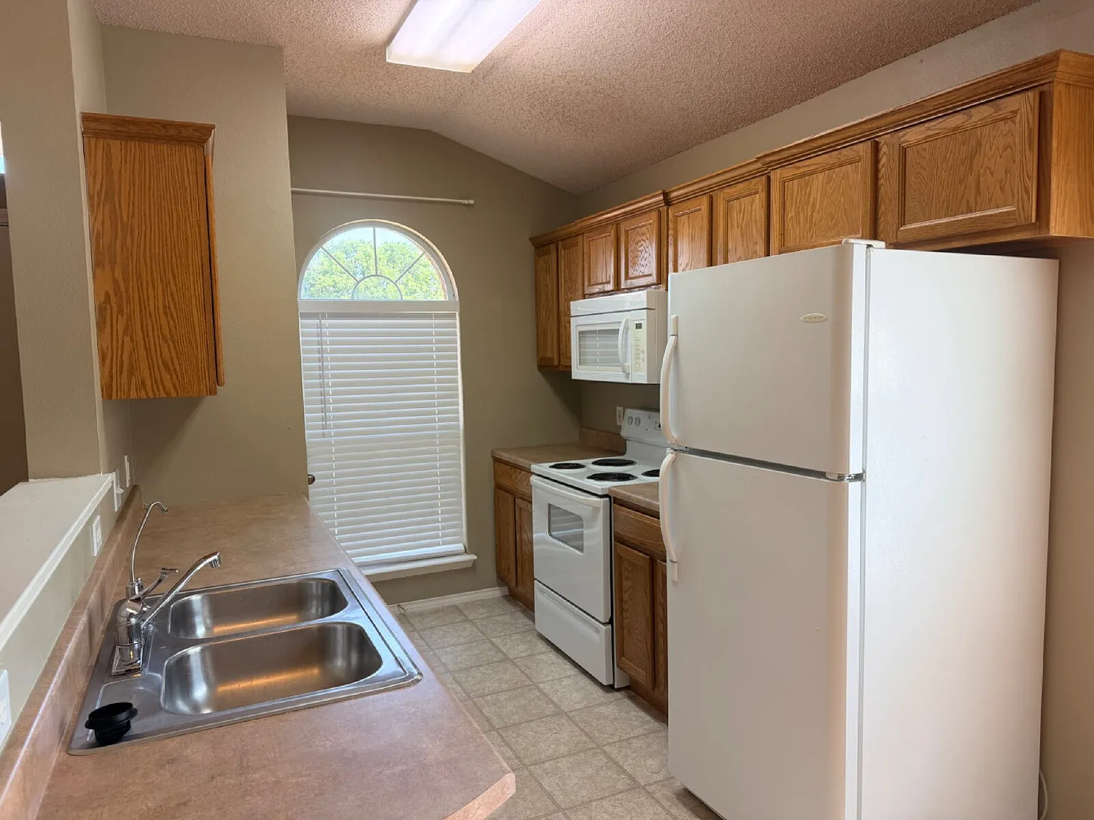3 bed, 2.0 bath, 1315 sqft, $1,425 — Photo 2