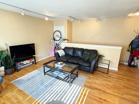 5th image of 715 W Diversey Pkwy APT 5