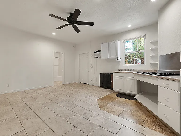 638 E 1st St #3 — Photo 18