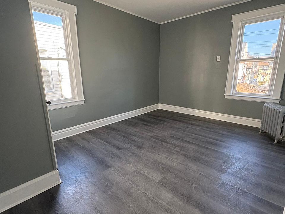 1st image of 556 S Clinton St Floor 2