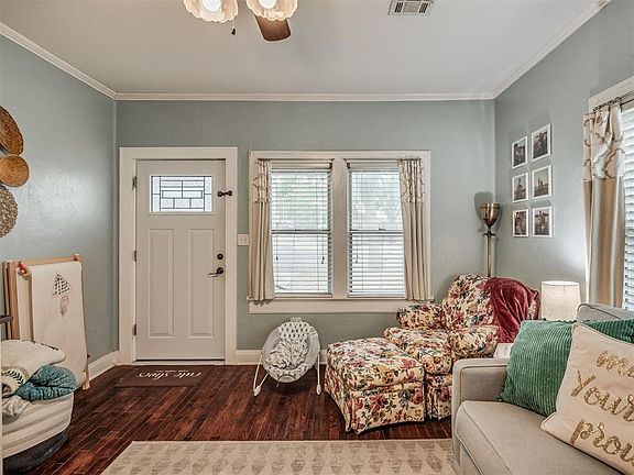 3rd image of 114 W Georgia St