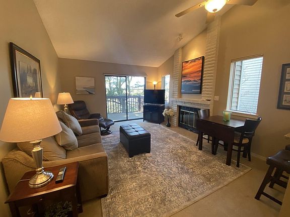 5th image of 404 10th St APT D302