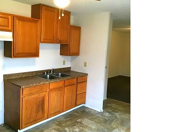 2nd image of 806 Holiday Dr