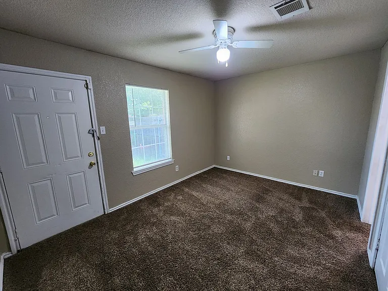 Roomy 3 Bedroom Duplex In S. Fort Worth — Photo 10