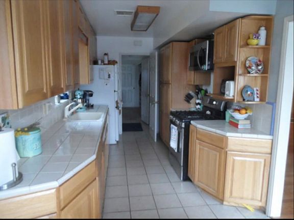 Kitchen appliances included