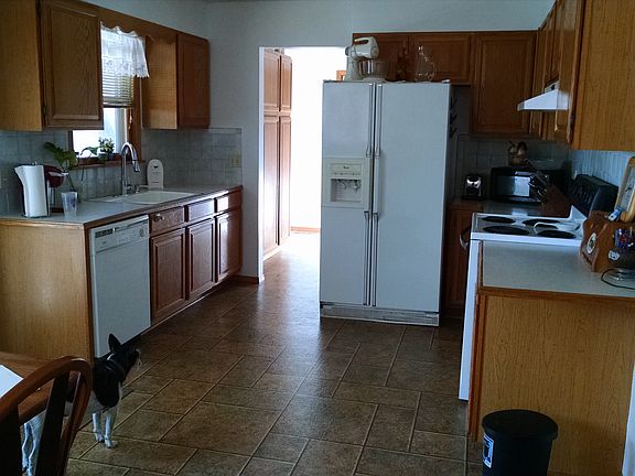 Kitchen, pantry, and 1/2 bat