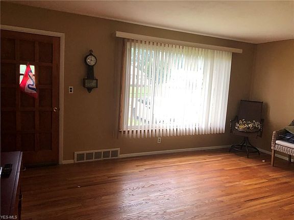 3rd image of 267 Bexley Dr