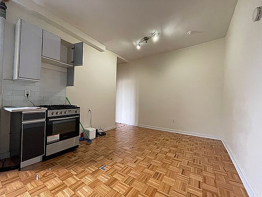 2nd image of 600 Park Pl #16A