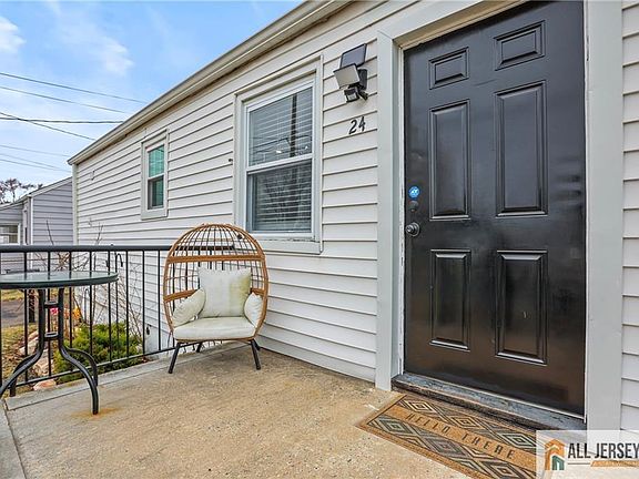 3rd image of 24 Eisenhower Dr