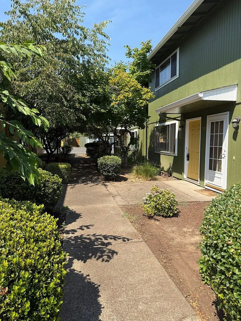 2 bed, 1.5 bath, 976 sqft, $1,595 — Photo 2