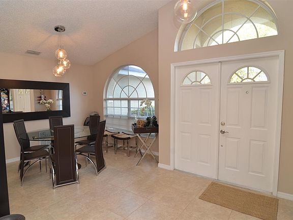 Entry & Formal Dining Room 