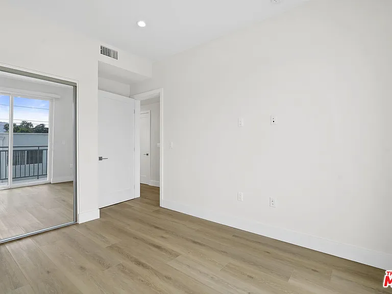 11042 La Maida St #203 — Photo 9
