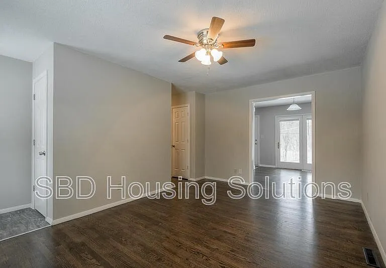 6103 E 120th Ter — Photo 2