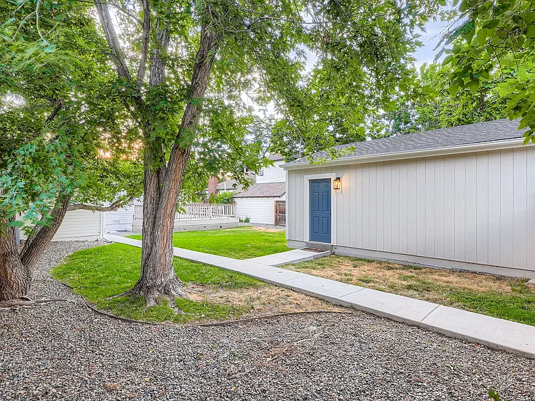 2210 S Clarkson St — Photo 25