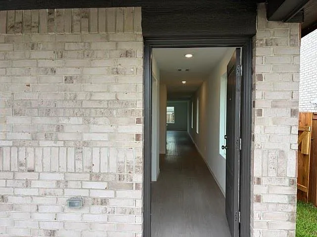3 bed, 2.0 bath, 1876 sqft, $2,075 — Photo 3