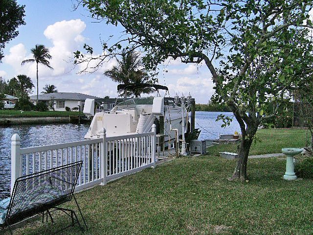 Backyard/electric boat lift