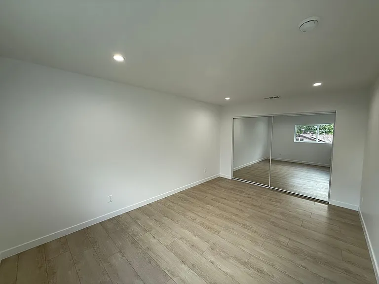 16918 Bassett St — Photo 8