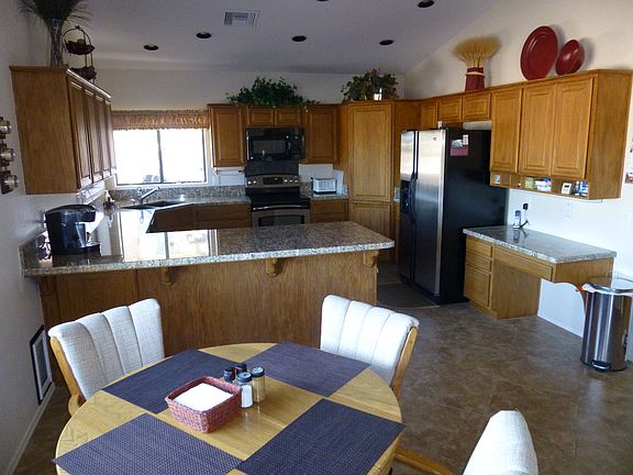 Kitchen and breakfast area