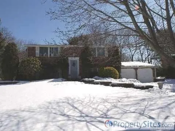 10 University Heights Dr, Stony Brook, NY 11790