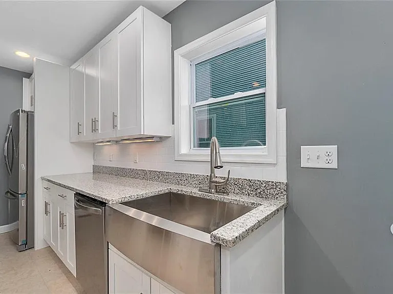 313 W 36th St — Photo 14