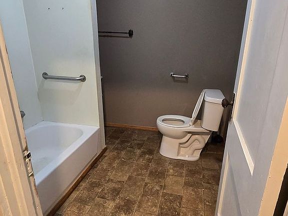 5th image of 824 Main St APT B