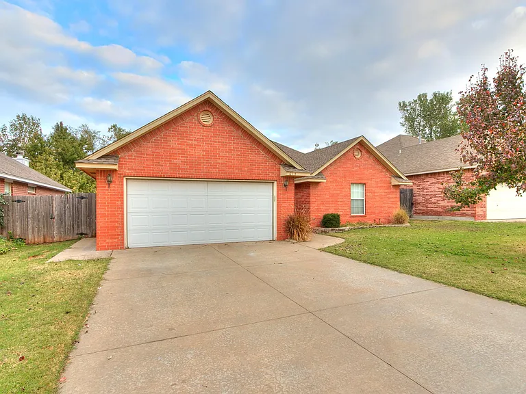 613 Katelyn Ln — Photo 2