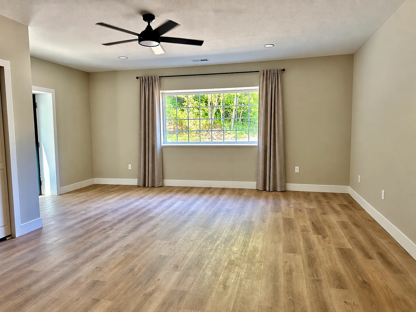 2 bed, 1100 sqft, $1,900 — Photo 1