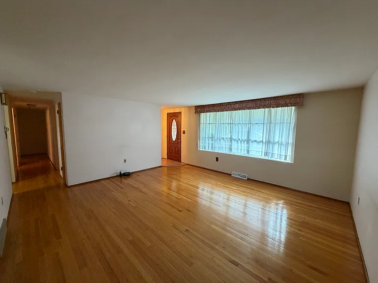545 Skyview Dr — Photo 3