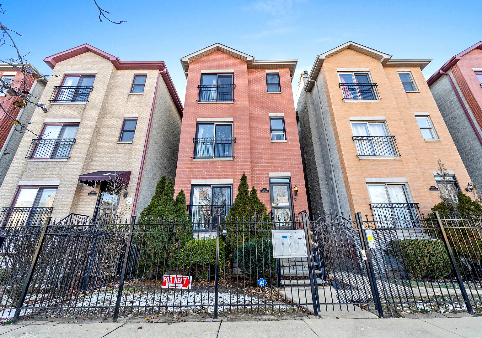 3 bed, 1200 sqft, $2,250 — Photo 1
