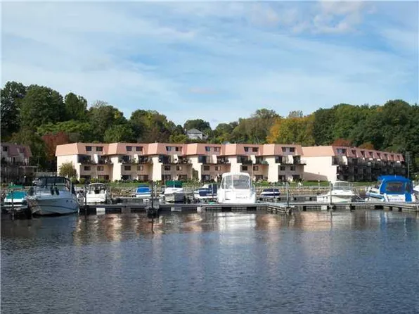420 Bay Village Dr, Rochester, NY 14609